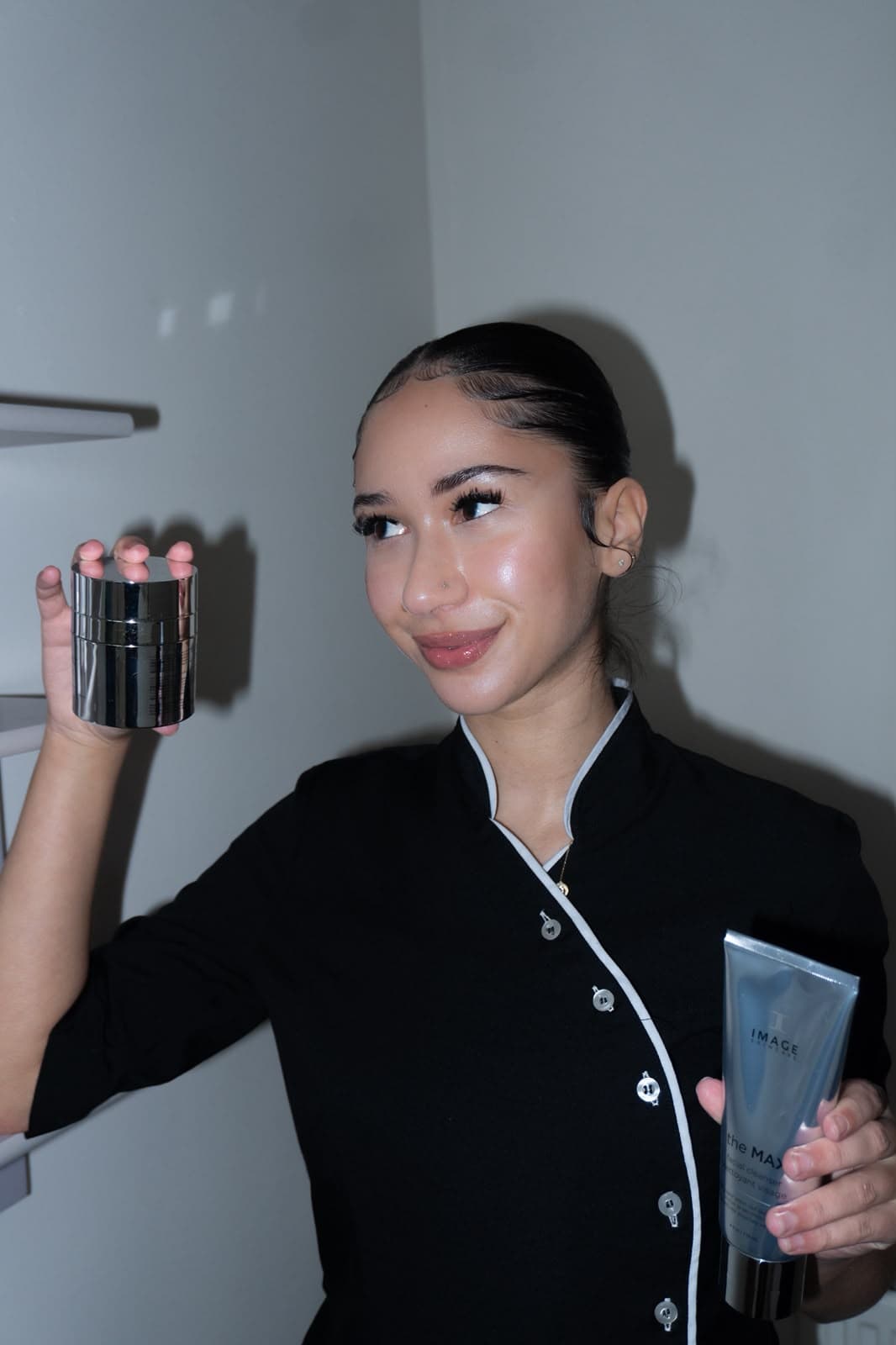 Yasmine met producten van Image Skincare in de salon